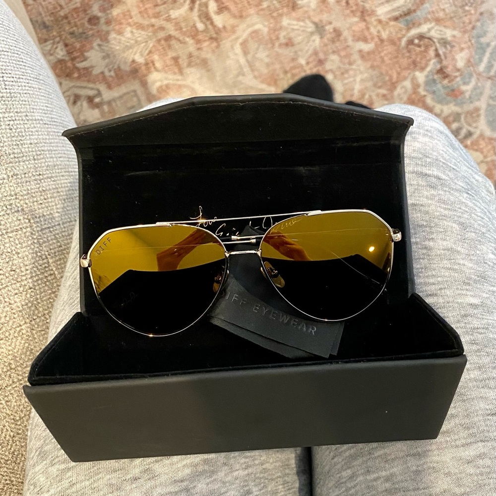 Jessie James Decker diff eyewear collab in color gold!